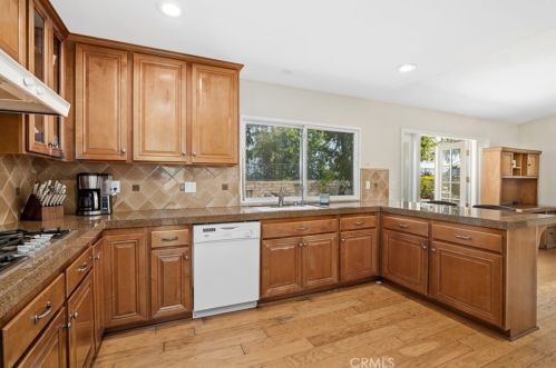 301 Hickoryhill Dr, Encinitas, CA 92024-4021