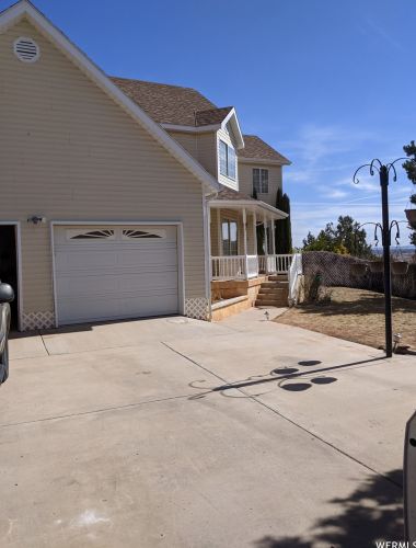 1527 Lee Dr, Kanab, UT 84741-6129