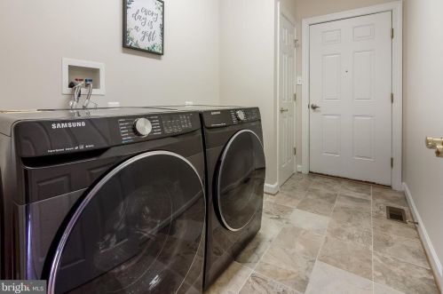 7337 Hooes Rd, Springfield VA  22152-3704 exterior