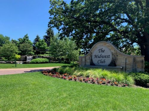 1723 Midwest Club Pkwy, Oak Brook, IL 60523-2523