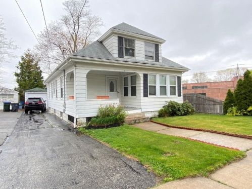 11 Santiago St, Providence, RI 02907-3318