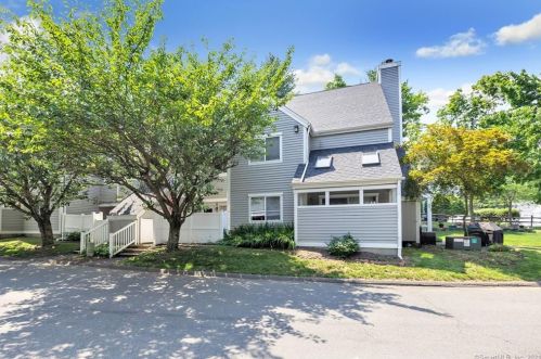 128 Country Pl, Huntington, CT 06484-3876