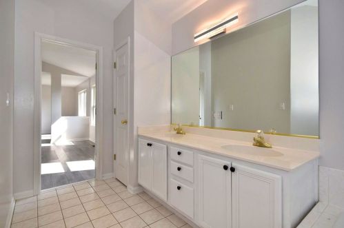 364 Messenger Cir, North Aurora IL  60542-1805 exterior