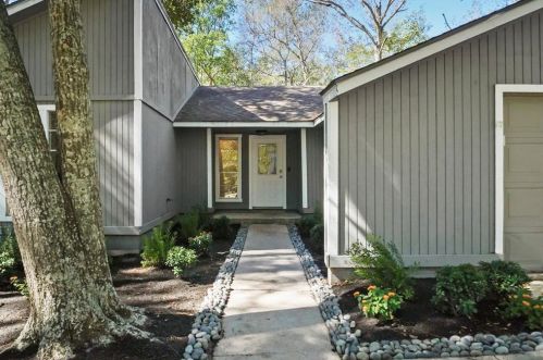 1888 Northshore Dr, Conroe, TX 77304-5298