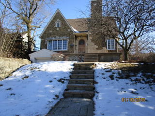 43 Pleasant Ave, Highwood, IL 60040-1812