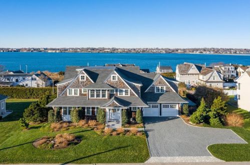 585 Wolcott Ave, Middletown, RI 02842-5951