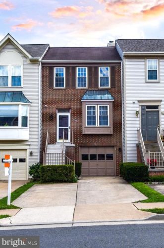 1244 Bond St, Herndon, VA 20170-3531