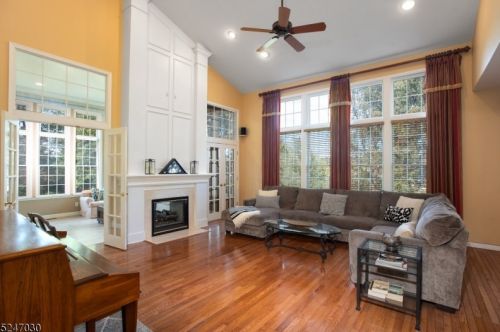 5 Hearthstone Ln, Green Brook, NJ 08812-1850