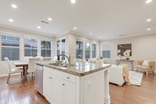 88 Rembrandt, Irvine CA  92620-7314 exterior
