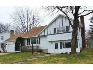 884 Cobb Rd, Saint Paul, MN 55126-3804