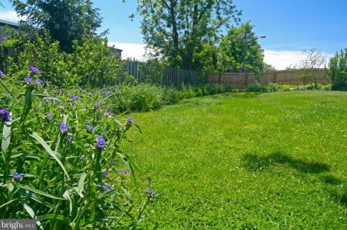 92 Lakedale Dr, Trenton NJ 08648-4421 exterior