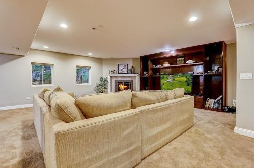 6919 Fieldstone Dr, Willowbrook IL  60527-5295 exterior