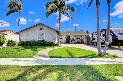 8322 Valencia Dr, Huntington Beach, CA 92647-6032