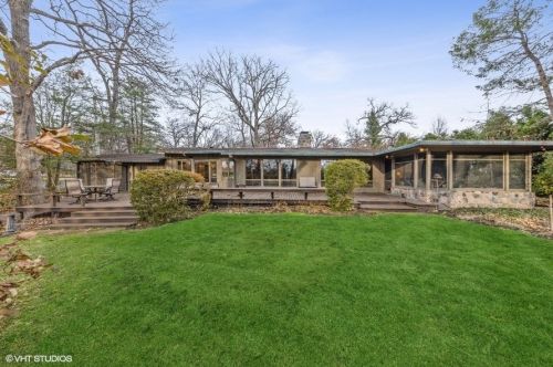 379 Briarwood Ln, Palatine, IL 60067-7701