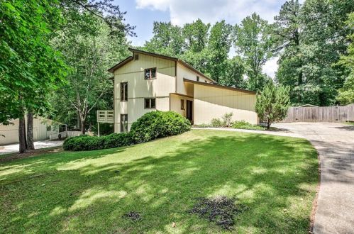 4093 Stonemont Dr, Lilburn, GA 30047-3327