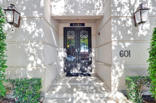 601 1st St, Fort Worth, TX 76102-2703