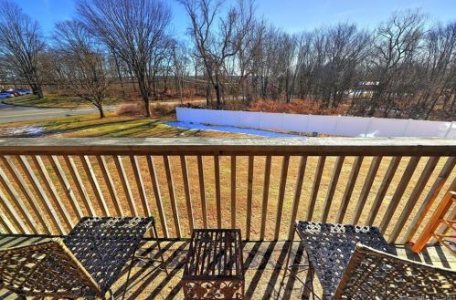 9 Heather Rdg, Huntington CT  06484-4642 exterior