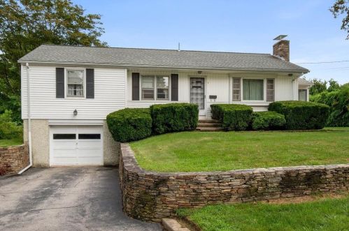 8 Susan Cir, Providence, RI 02919-6420