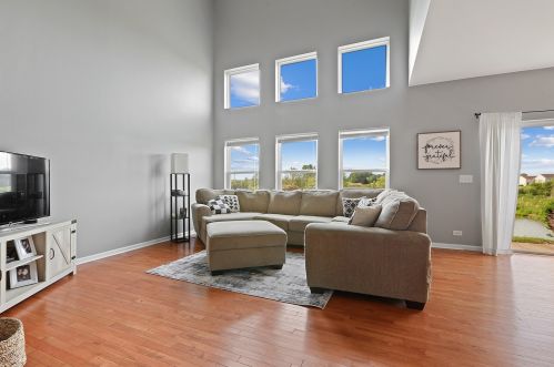 6304 Pond View Dr, Matteson, IL 60443-2498