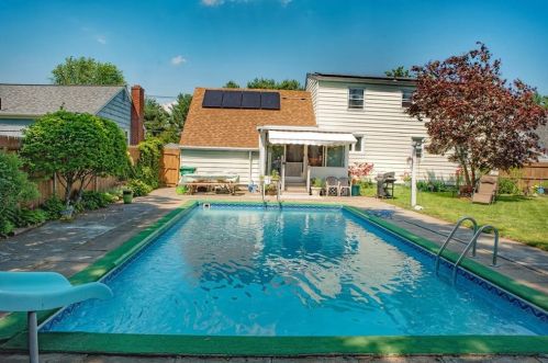 219 Fairfax Dr, Warwick, RI 02888-3446