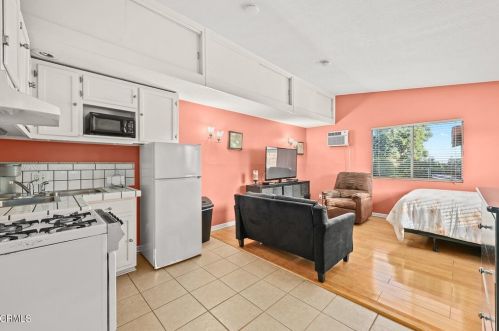 2512 Rockdell St, Glendale CA 91214-2221 exterior