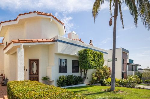 1837 11th St, Manhattan Beach, CA 90266-6211