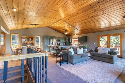 15441 Glenshire Dr, Truckee CA  96161-1306 exterior