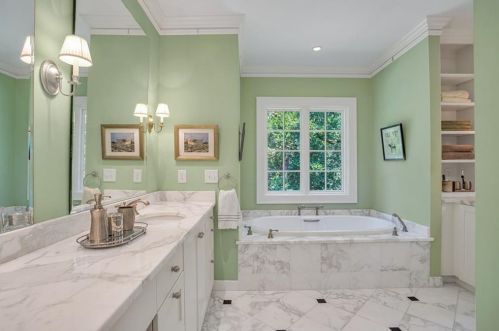 453 Manor Ridge Dr, Atlanta GA  30305-3509 exterior