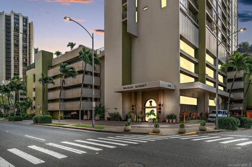 229 Paoakalani Ave, Honolulu HI 96815-3764 exterior