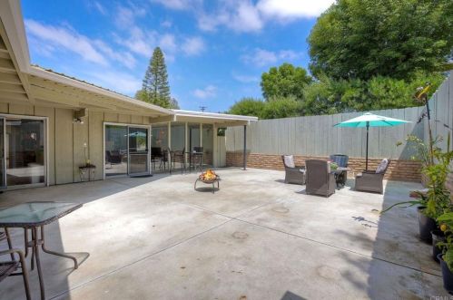 1111 Oak Dr, Vista CA  92084-4659 exterior