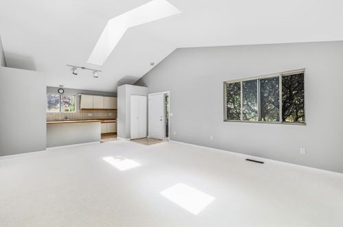 911 Stratford Ln, Warwick, RI 02886-1708