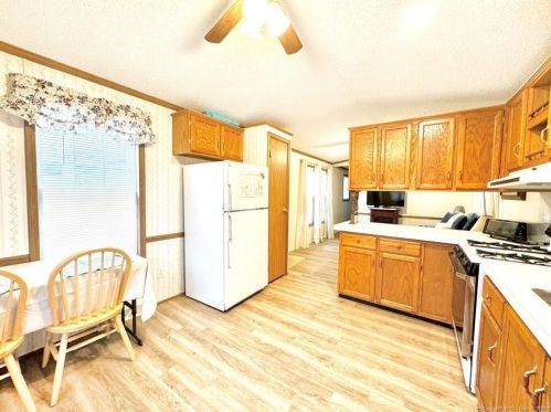 44 Hemlock Dr, Huntington, CT 06484-4760