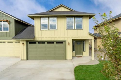 151 29th St, Eagle Crest, OR 97756-7346