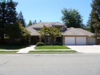 2047 Cottonwood St, Visalia, CA 93277-8641