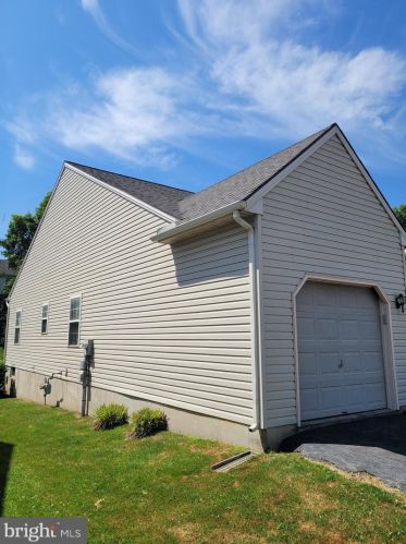 207 Elmshire Dr, Lancaster, PA 17603-8827