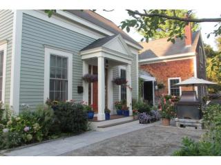 39 Mount Vernon St, Portsmouth, NH 03801-4521