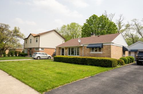 2631 Maple St, Des Plaines, IL 60018-3841
