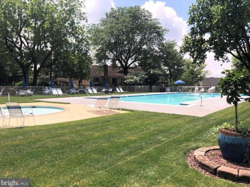 216 Valleybrook Dr, Lancaster PA  17601-4623 exterior