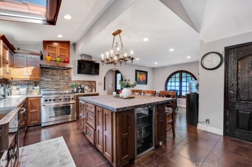 1664 Las Flores Dr, Glendale CA  91207-1200 exterior