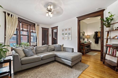 2952 Clark St, Chicago, IL 60657-5204