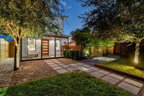 2107 9th St, Austin, TX 78702-3439