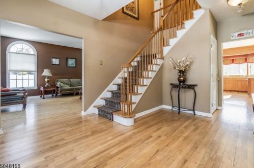 24 Chaucer Dr, Annandale, NJ 08801-3367