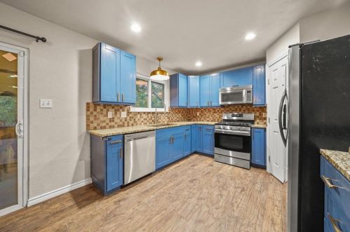 8408 Dixon Dr, Austin TX  78745-7515 exterior