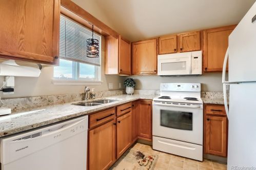 990 Zeno Way, Aurora CO 80017-3394 exterior