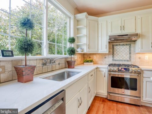 301 Locust Knoll Dr, Leesburg, VA 20176-2056