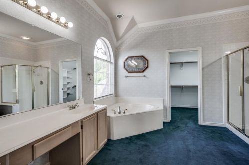 1113 Hunters Crk Dr, Carrollton TX 75007-1112 exterior