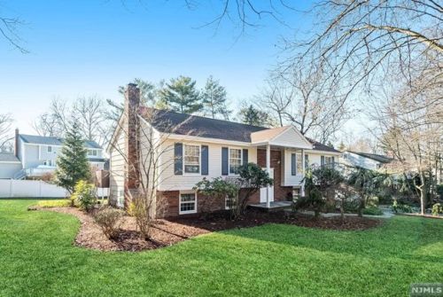 2 Bowers Ln, Closter, NJ 07624-1505