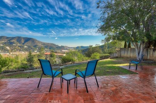 1810 Sunshine Ct, Glendale, CA 91208-2431