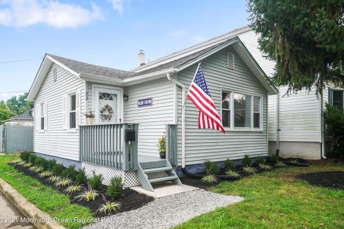 82 Shoreland Ter, Middletown, NJ 07748-6206