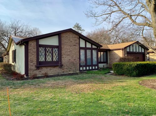 1427 Estate Ln, Glenview, IL 60025-1519